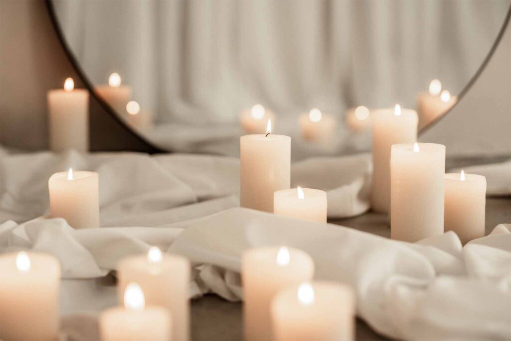 besinnliche Adventszeit: viele Kerzen stehen versetzt am Boden und zaubern ein stimmungsvolles Licht